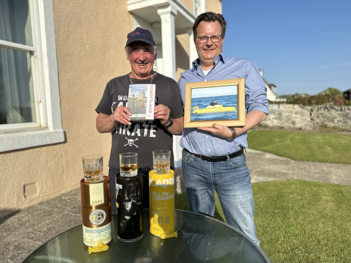 René Niklaus und Harold Hastie im Vorgarten seines Hauses in Port Ellen